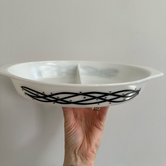 Vintage 1958 PYREX split dish 🖤🤍
Barbed wire 1.5 quart with lid - Picture 12 of 13